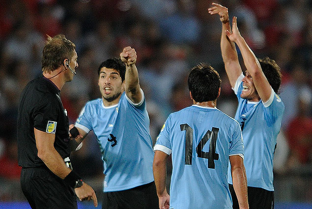 Luis Suárez, Nicolás Lodeiro y Alvaro González en el reclamo airado al árbitro Pitana que dejó sin sancionar dos claros penales en favor de Uruguay.