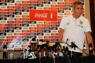 Con gesto adusto Tabárez deja la sala de la Conferencia.