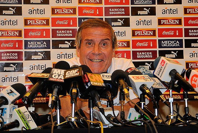 Sonriente Tabárez ante la maraña de micrófonos que se colocaron delante suyo.