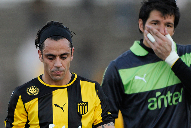 Fabián Estoyanoff y el arquero Enrique Bologna en el final de Peñarol sin palabras. 