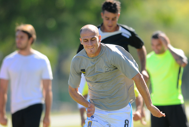 Javier Tetes, que será titular, arranca en el aeróbico. 