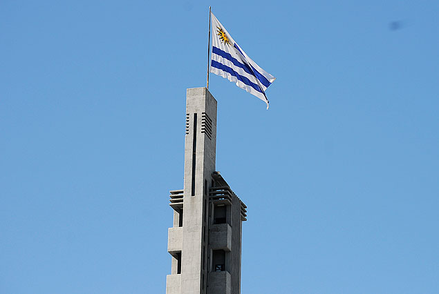 La bandera uruguaya en lo más alto de la Torre de los homenajes del Estadio Centenario.