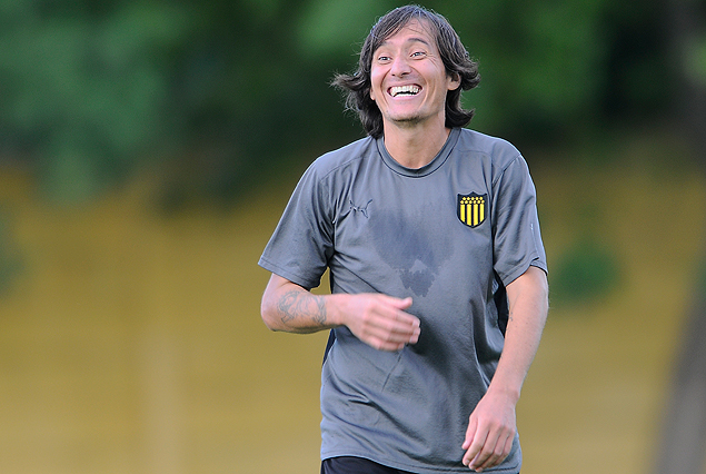 Aureliano Torres sonríe, vuelve a los once de Peñarol. 