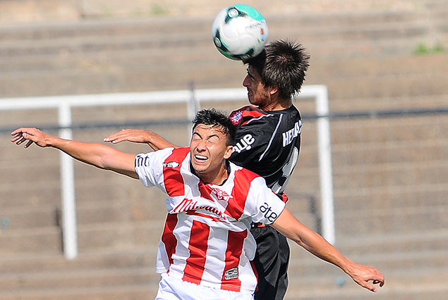 Ignacio Christophersen le gana un cabezazo al autor del gol de Villa Teresa, Darwin Ramírez.