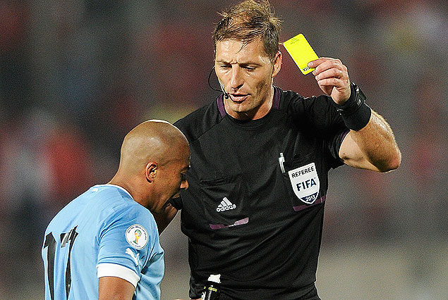 El árbitro Néstor Pitana le muestra tarjeta amarilla a Egidio Arévalo Ríos.
