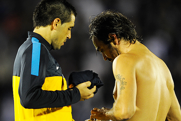 Juan Román Riquelme y Alvaro Recoba intercambiado camisetas. Dos cracks rioplatenses.