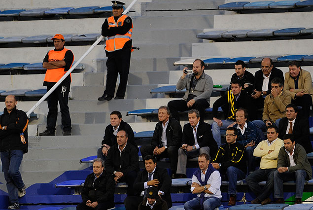 Los dirigentes de Peñarol como hinchas en el Estadio Amalfitani.