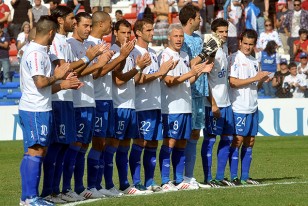 El aplauso de los jugadores tricolores en homenaje a Aníbal Paz. 