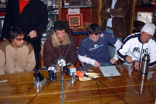 Carlos Bueno, Enrique Saravia (Pte. de la Mutual de jugadores), Cristian Rodríguez y Joe Bizera en conferencia de prensa en el año 2007.