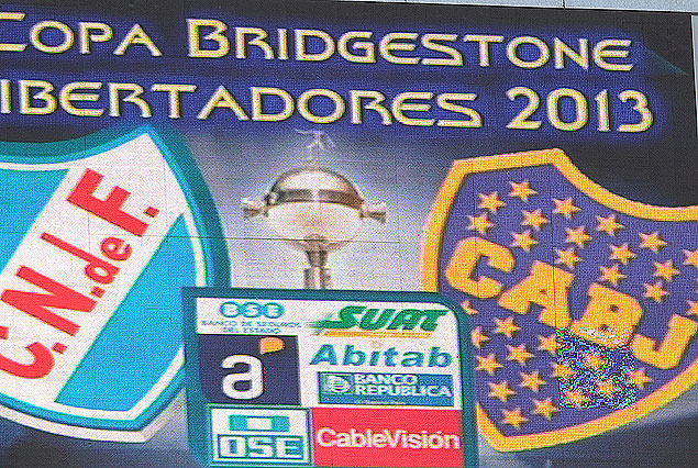 Nacional-Boca Juniors por la Copa Libertadores. Placard del Estadio Centenario.