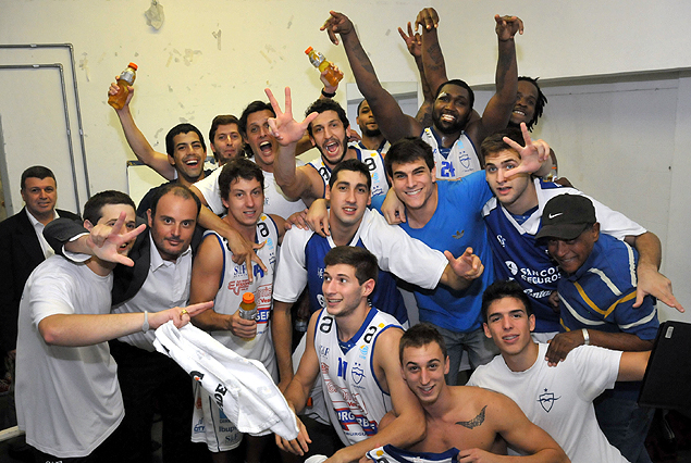 El playero festeja el triunfo ante Hebraica, ganó la serie 3:2.