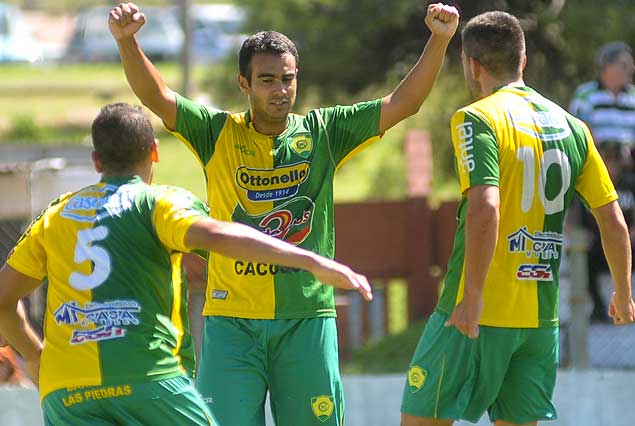 Fernando Cañarte festeja el gol de penal que fue el que marcó la victoria de Cerrito ante Miramar Misiones. 