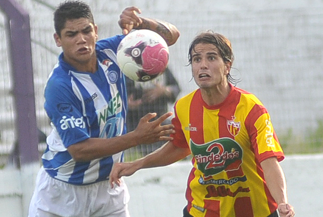 Maximiliano Cantera y Renzo Pozzi detrás del balón.