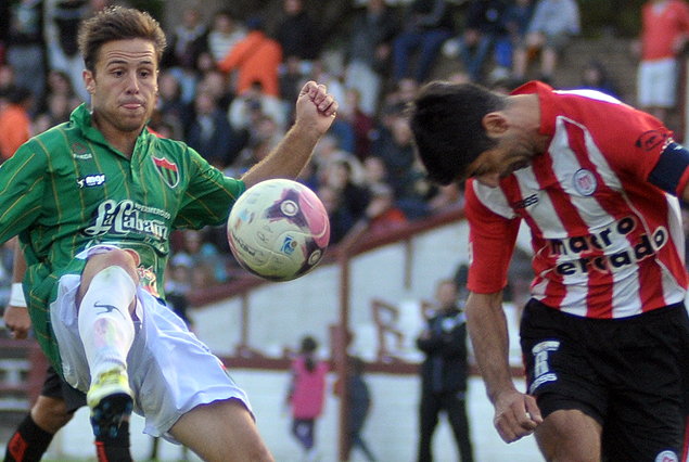 Santiago Lamanna y Christian "Kily" González de cabeza por la pelota.