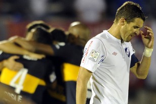 Andrés Scotti es puro lamento, los argentinos festejan en un abrazo interminable. Nacional perdió el invicto en la Copa.