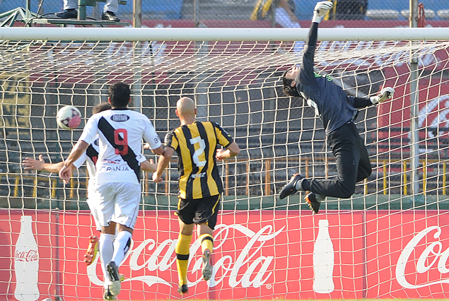 La zurda de Canobbio va a la red y el vuelo de Bolonga no puede impedir el contacto con la red.