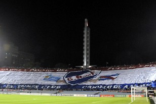 Otro enfoque de un tramo de la bandera bajo la torre de los homenajes.