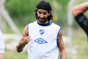 Sebastián Abreu no concentra para la Copa y estará habilitado el domingo ante Bella Vista.