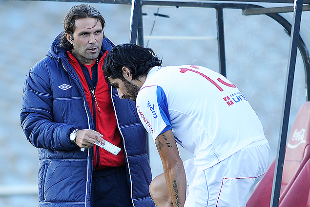 Sebastián Abreu se alista para ingresar a la cancha, mientras Diego Markic aparece pronto para entregarle el carné. El "Loco" entró y la mandó a guardar.