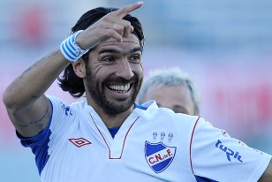 Sebastián Abreu corre lleno de alegría y con su dedo indice dedica el gol que abrió el camino del triunfo tricolor. 
