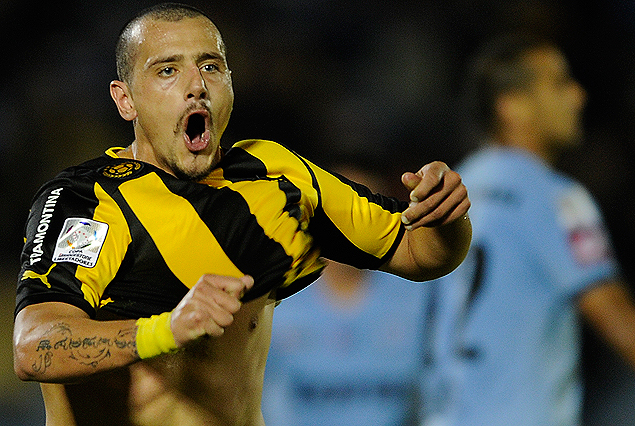El "Vasquito" Aguirregaray en el grito del tercer gol de Peñarol.