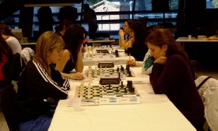 Luján enfrentando a la uruguaya Colombo.