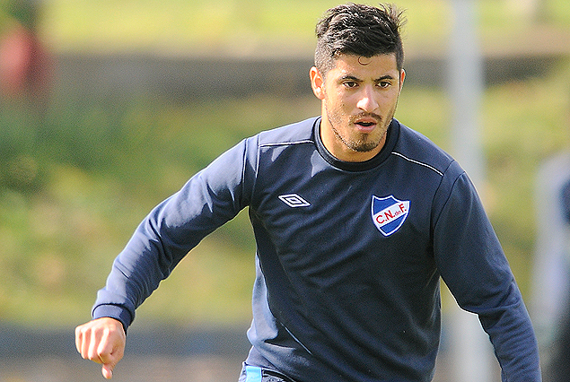 Juan Albín en el equipo principal en el trabajo táctico del miércoles por la tarde.