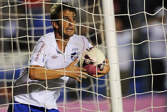 Iván Alonso, dentro del arco con la pelota entre sus manos corre hacia el medio, tras anotar el gol del empate.