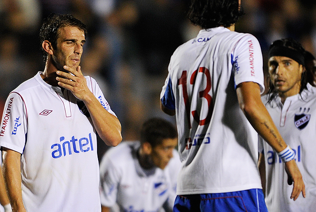 Iván Alonso se lamenta, Nicolás Prieto no encuentra consuelo, Alexander Medina con la mirada perdida y Sebastián Abreu resignado le da la espalda a la realidad. Nacional empató con El Tanque Sisley.
