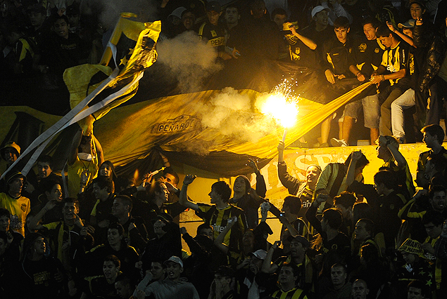 Los hinchas encendieron bengalas en la Tribuna Amsterdam.