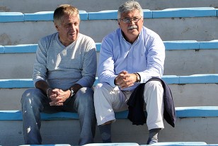 Juan Carlos Blanco en la tribuna. "Cacho" volvió a la función de asesor técnico.