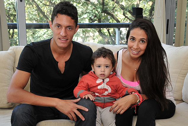Bruno junto a su hijo Matías, de 1 año y medio, y su esposa Laura.