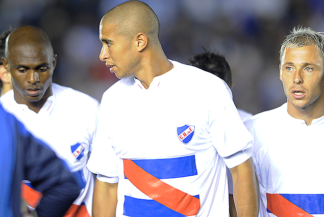 Diego Arismendi en primer plano con la camiseta que lucía la bandera de Artigas debajo del escudo de Nacional.