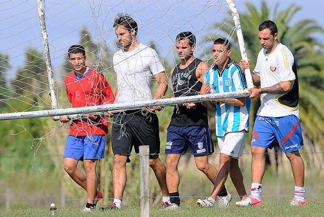 Los jugadores de Central Español se mantienen firmes y entrenan por las suyas. 