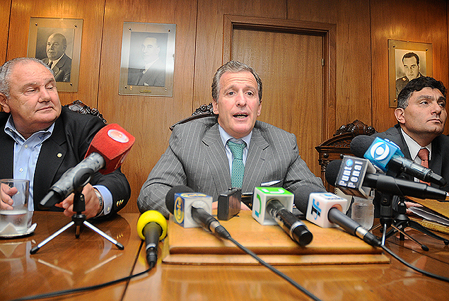 Jorge Lepra, Juan Pedro Damiani y el Ec. Isaac Alfie, en la conferencia de prensa del viernes en el Palacio Peñarol.