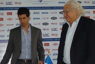 Junto al Presidente Ricardo Alarcón cuando asumió como entrenador tricolor.