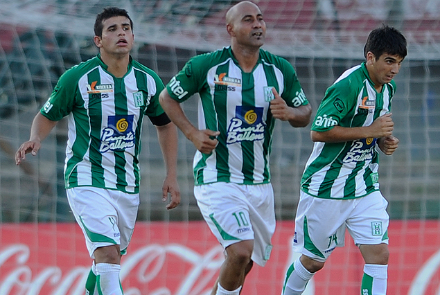 Carlos Díaz, Quiñones y Acosta en el segundo gol de Racing. 
