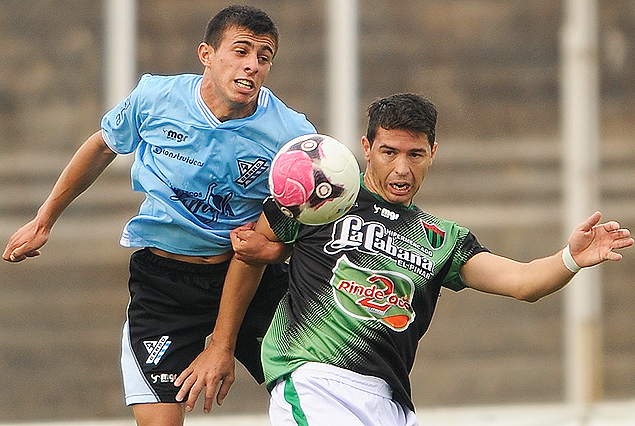 Mitchell Duarte en la presión sobre Alvaro Mello. 