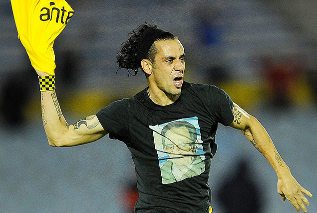 Fabián Estoyanoff en el grito de gol, revoleando la camiseta amarilla y con la imagen de su abuelo en la casaca negra.