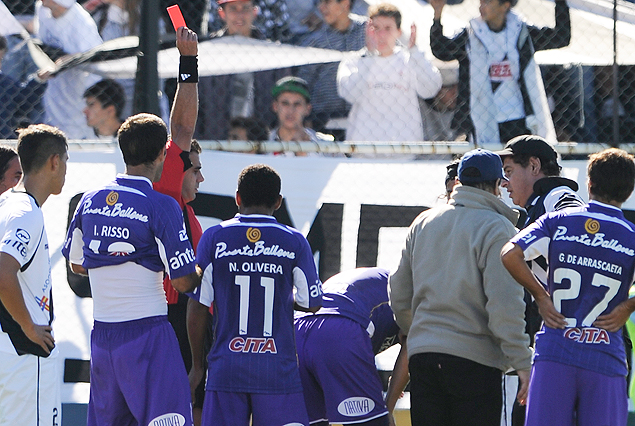 Andrés Fleurquin fue expulsado, por sobre amarilla, a los 36 minutos del primer tiempo, pero salió sentido en la zona lumbar. 