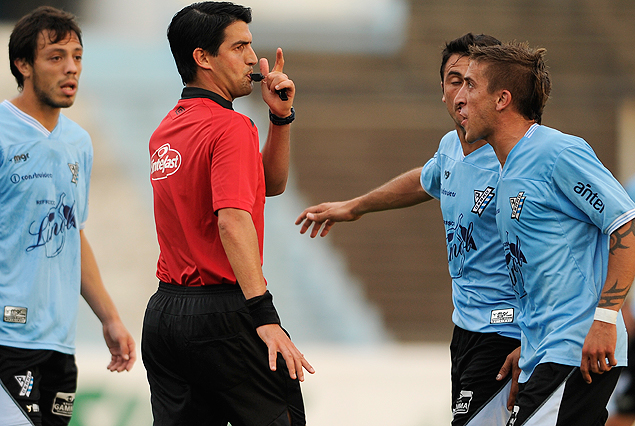 Todos contra Leodán. Las fuertes protestas de Cerro se enfocaron en el árbitro principal.