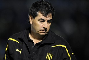 "Perdimos tres puntos importantes, pero faltan cinco partidos y esto no se va a definir hasta el final", decía el entrenador carbonero Jorge Da Silva.