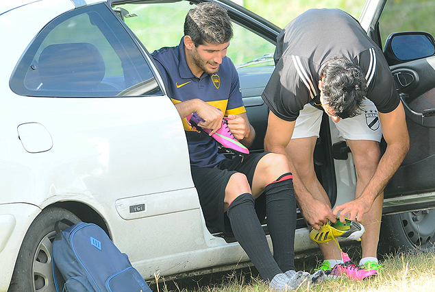 Klingender y Andrés Fernández cambiándose en un auto. 