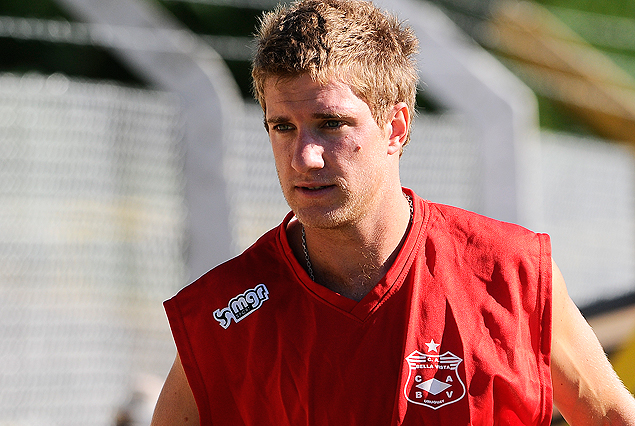 Federico Laens, goleador del "papal", al ataque en el partido del domingo.