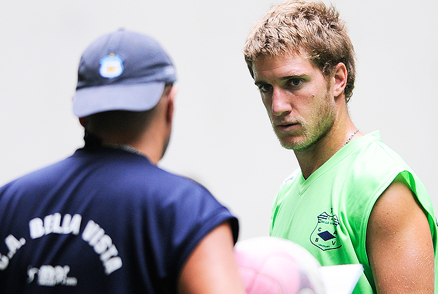 Julio Ribas en plena charla con el goleador Federico Laens. 