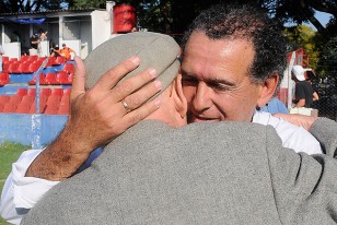Jorge González y el abrazo con Cléver Larán, Presidente de la Mes Ejecutiva de Segunda Amateur.