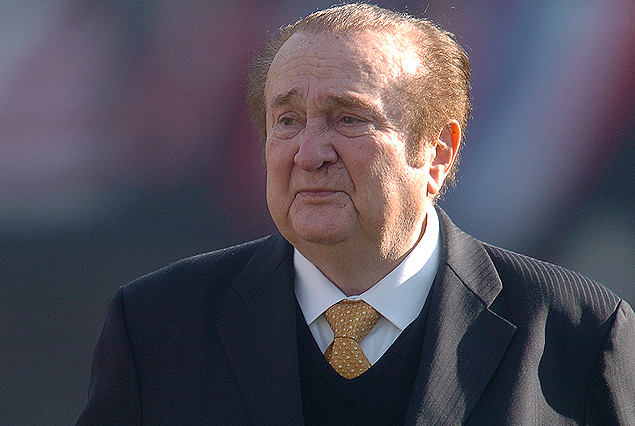 El Dr. Nicolás Léoz anunció su renuncia a cargos de la FIFA y puso su cargo como presidente de la Conmebol a consideración de las asociaciones. 