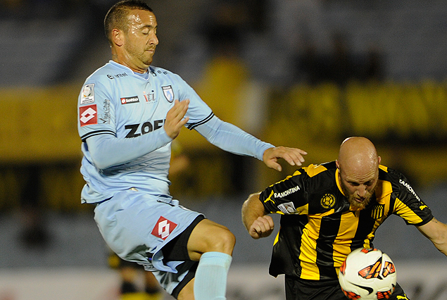Marcel Novick disputa la pelota con Rodrigo Díaz.