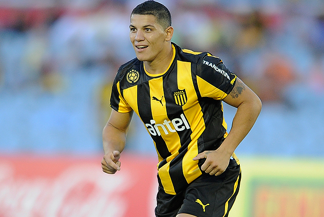 Carlos Núñez de arranque en el ataque de Peñarol por primera vez. 
