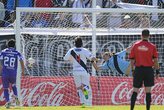 Nicolás Olivera la cuelga del ángulo del arco danubiano, donde Juan Castillo no podía llegar. Fue el 1:0. 